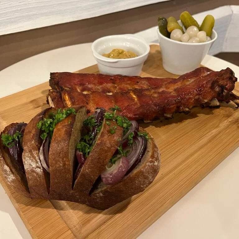 Žebírka s rozpečeným cibulovým chlebíkem