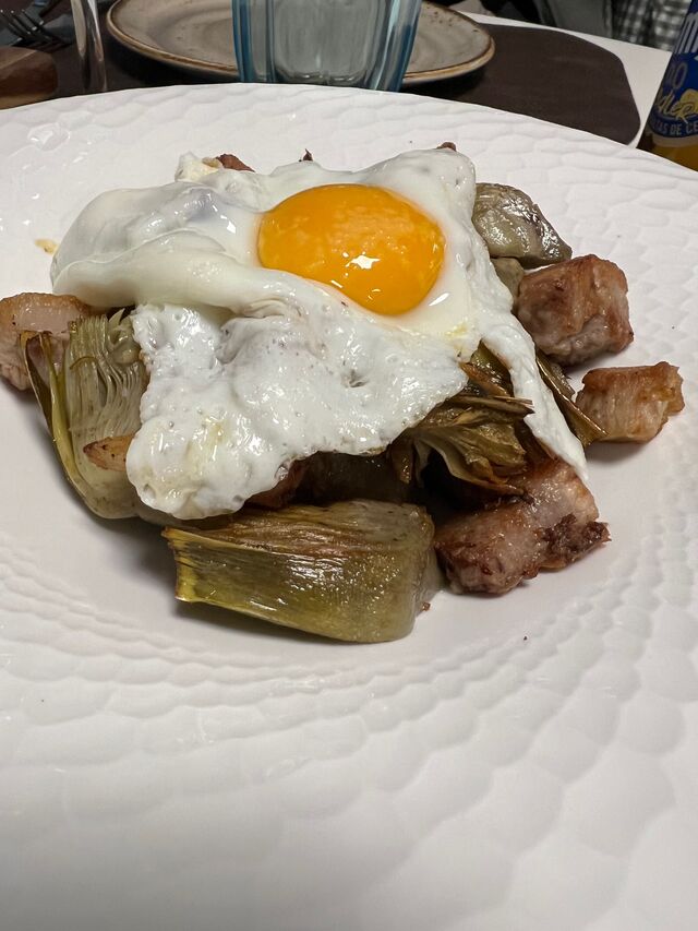 Carxofes confitades a baixa temperatura amb cansalada del coll i ou