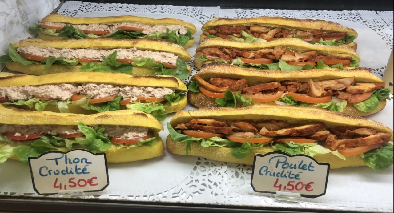 snacking,
Le fournil Luzien vous propose des crudités avec du pain moelleux et
pour 1€ de + vous avez la boisson au choix.