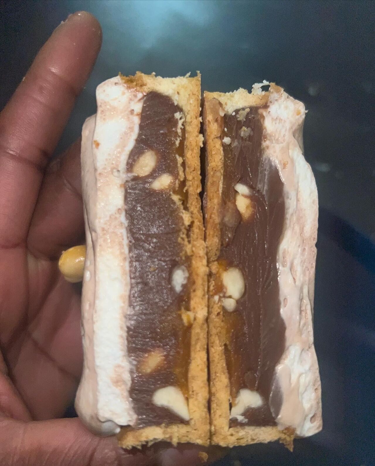 Découpe caramel cacahouètes