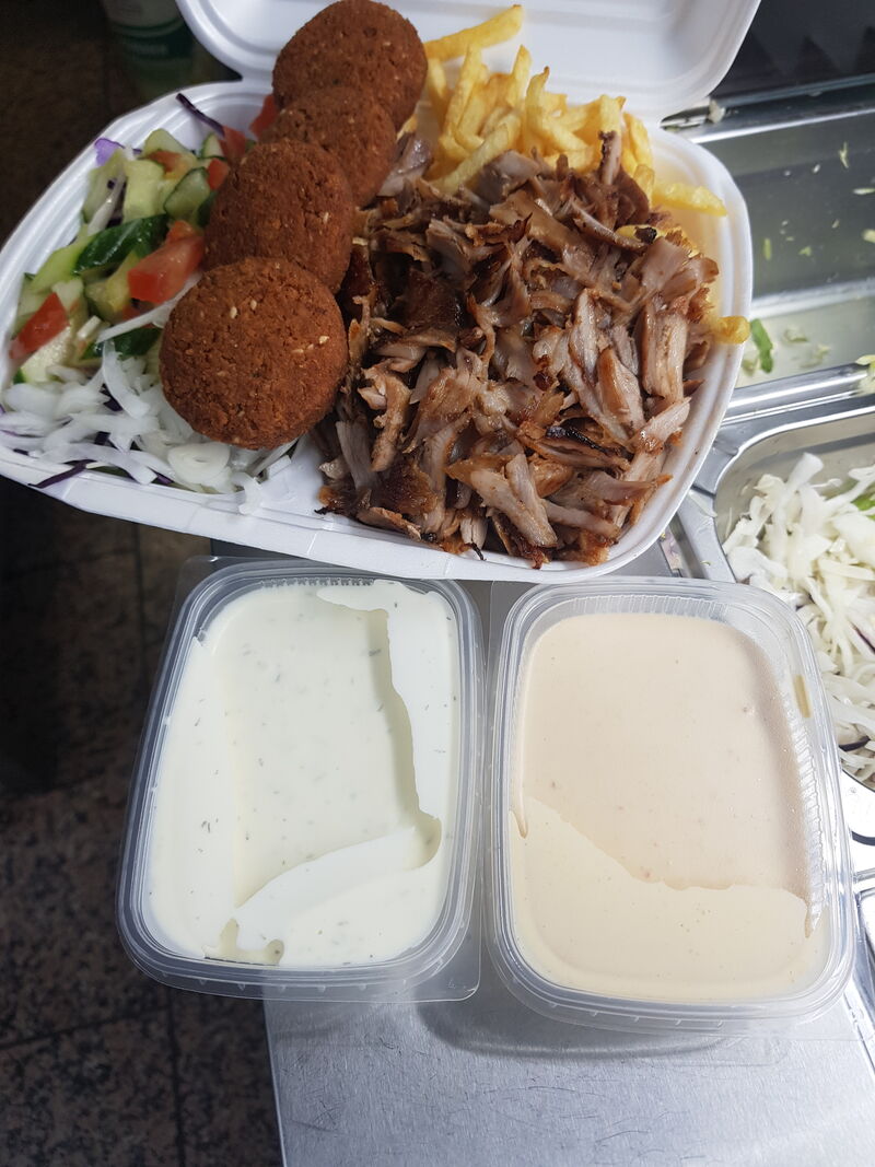 Döner teller mit fallafel 