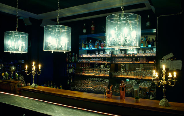 Lassen Sie sich an der Bar Cocktails mixen