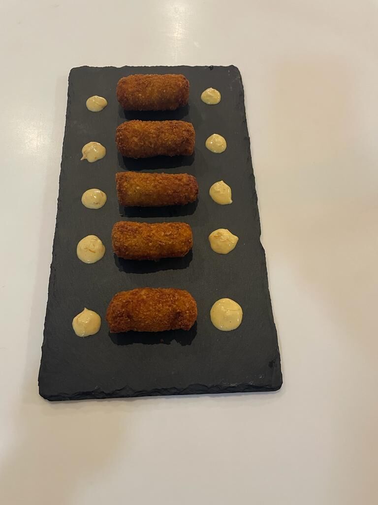 Flamenquines con salsa de ají amarillo, formato coctel