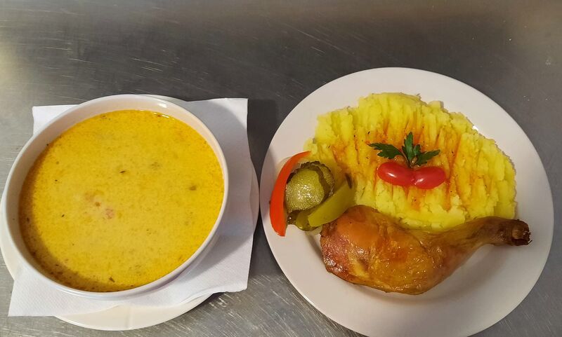 Ciorbă ardelenească și piure cu pulpă de pui