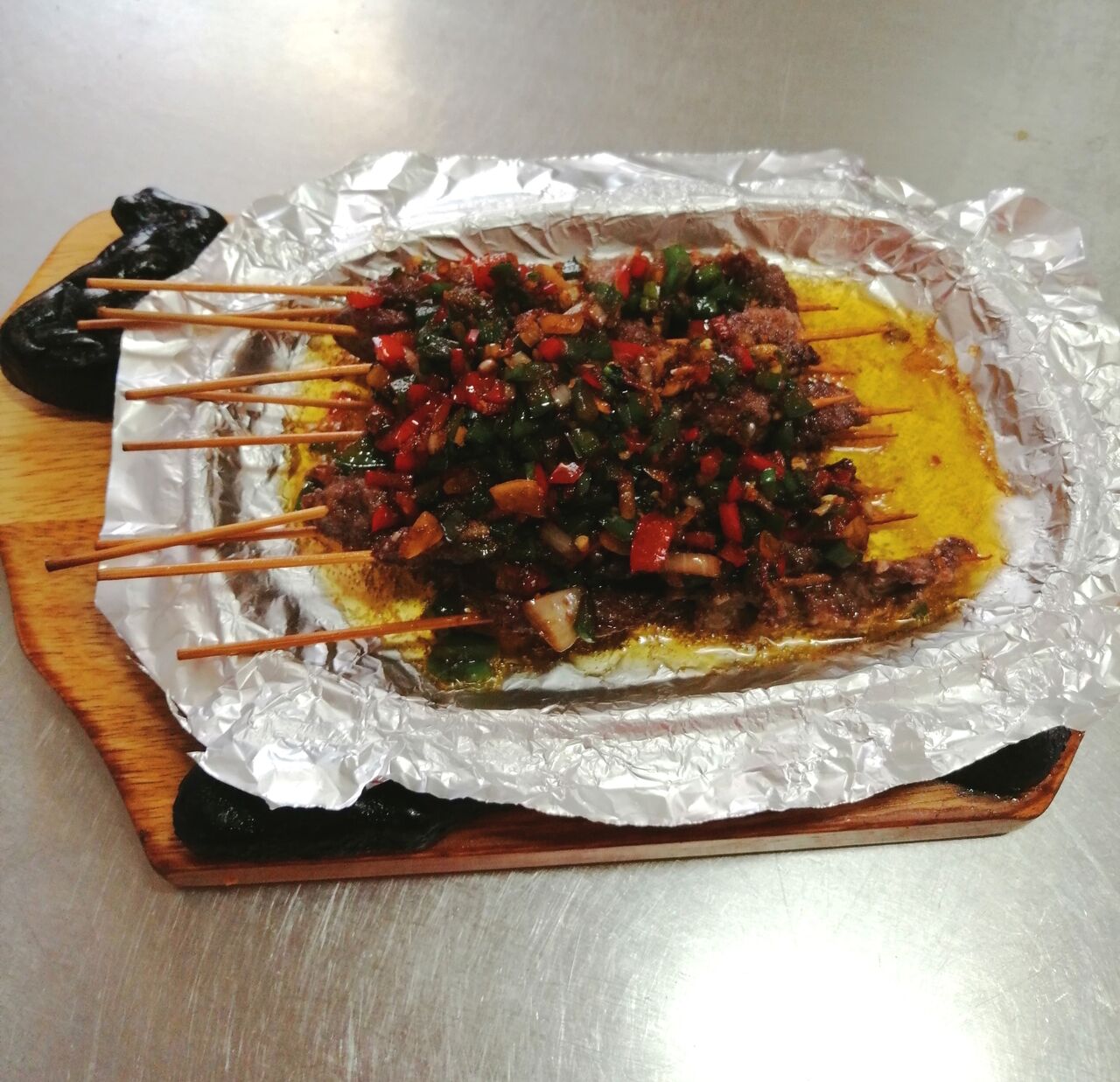 Grillowana wolowina na gorocym polmisku, ktora trzeba zamowic przed przyjsciem do restauracji, poniewaz nie mamy jej w menu