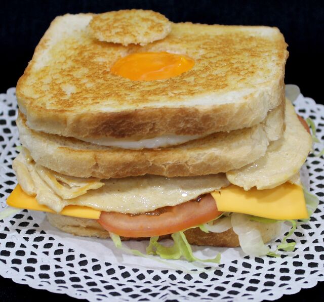 Sandwich vegetal de pollo con huevo