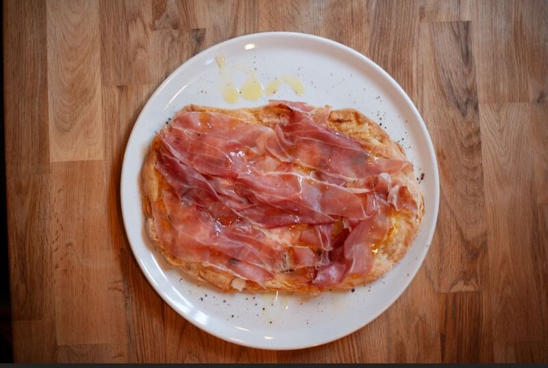 Pinsa Romana, ein mit drei verschiedenen Mehlen zubereiteter Teig. 