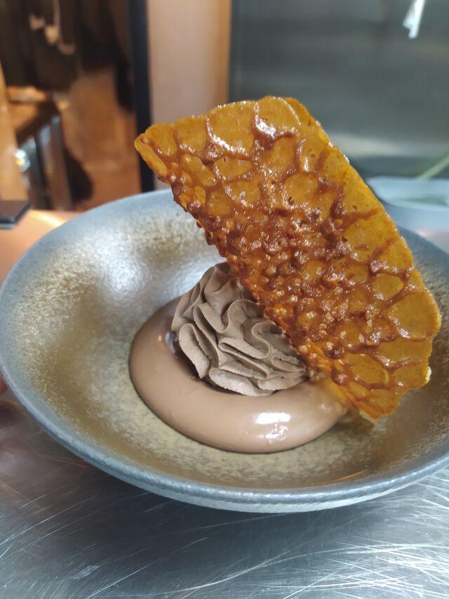 Ganache montée au chocolat noir, tuile dentelle à l'orange