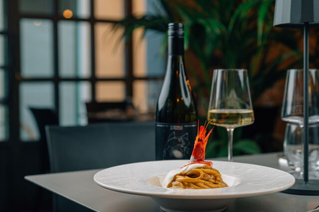 SPAGHETTINI AL PESTO DI PISTACCHIO
crema di caprino e gambero rosso