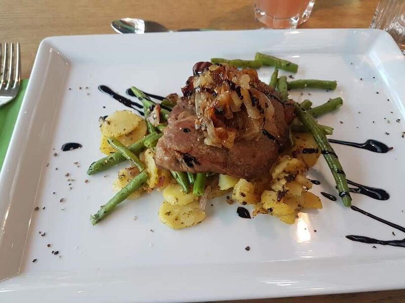 Schweinekammscheibe mit Bratkartoffeln und Grünen Bohnen