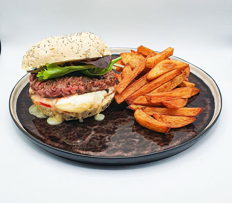 Burger bœuf rocamadour crème de légumes. Frites maison