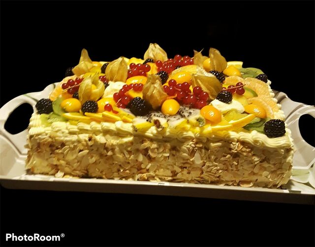 Tutti frutti
Génoise imbibé au sirop
Crème mousseline à la vanille
Mélange de fruits exotiques frais