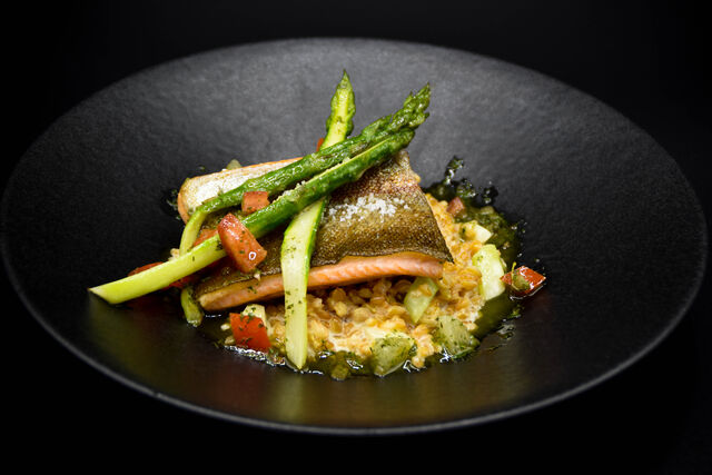 Filet de truite, risotto d'épeautre au Comté et asperges vertes, sauce vierge à la pimprenelle