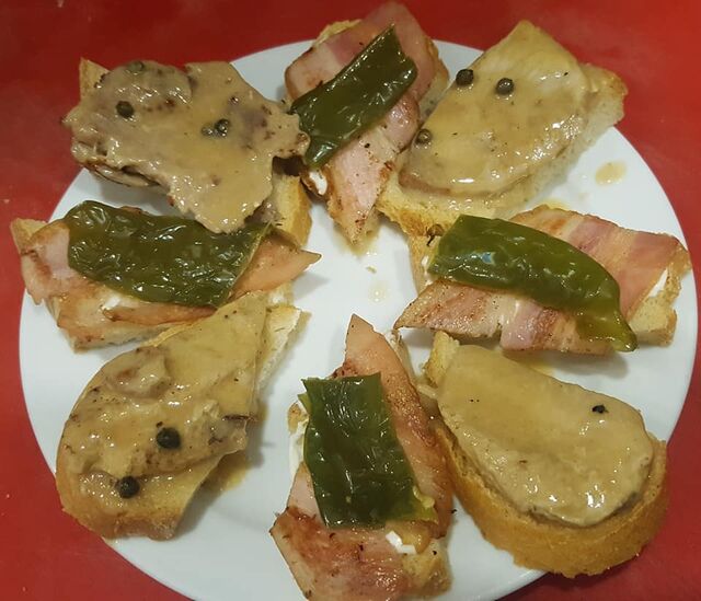 Tapas de bacon con pimiento y solomillo salsa a la pimienta