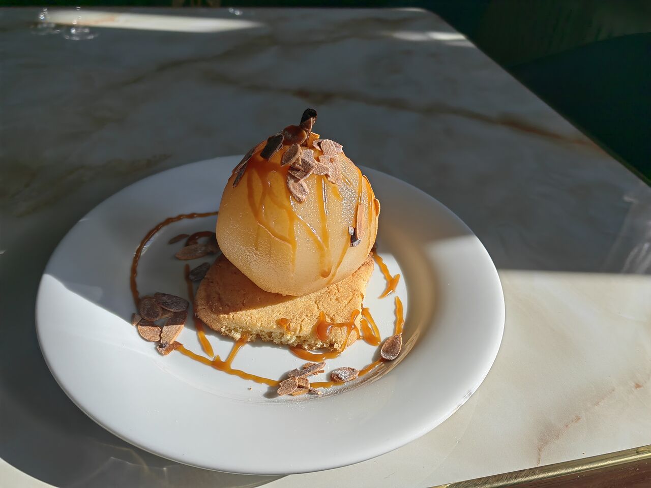 Poire pochee a la cannelle