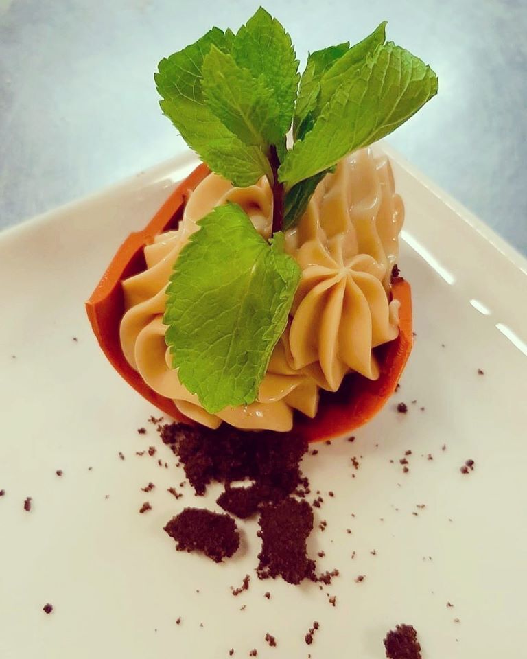 Vasetto di cioccolato, cremoso alla nocciola, crumble al cacao