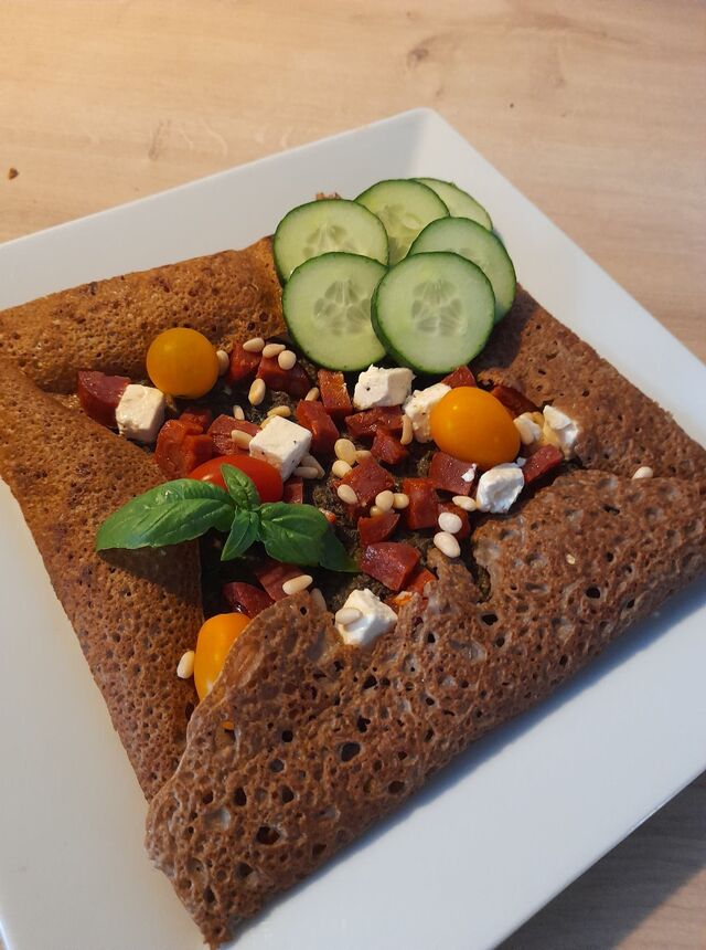 ARTENUS: Fêta, tapenade noire maison, concombre, pignons de pin, tomates cerises, chorizo, huile d'olive au basilic maison