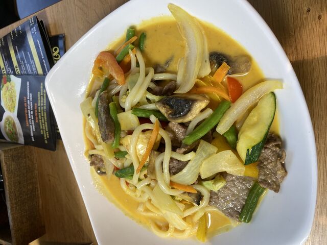 Udonnudeln im Roter Thaicurry mit Rindfleisch 