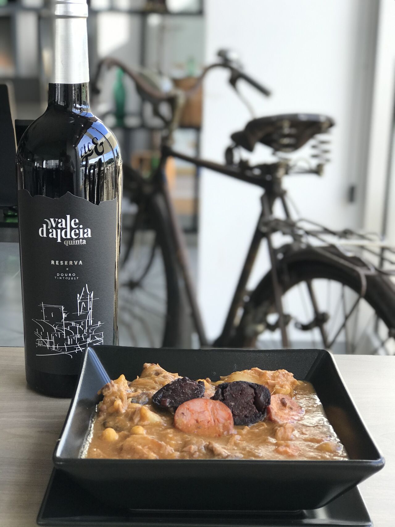 A Cachupa tem um acompanhamento de excelência Vale D’Aldeia Reserva.