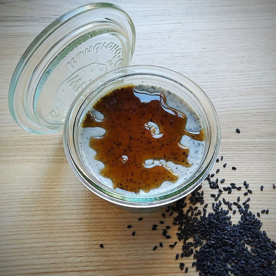 Panna cotta au sésame noir et sirop muscovado