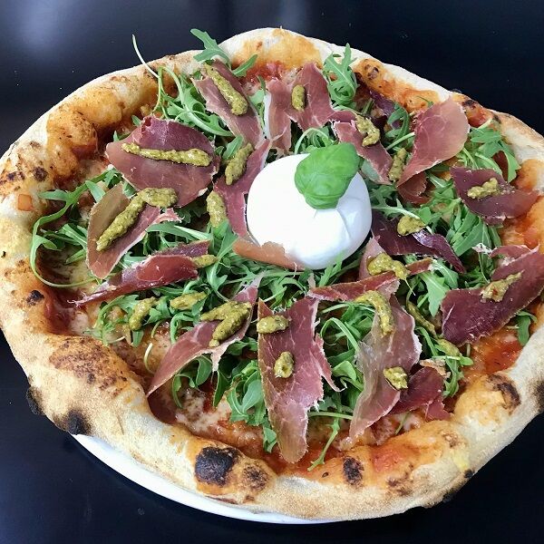 PIZZA BURRATA: tomate, fromage fermier,
après cuisson: jambon cru, pesto, Burrata, roquette
