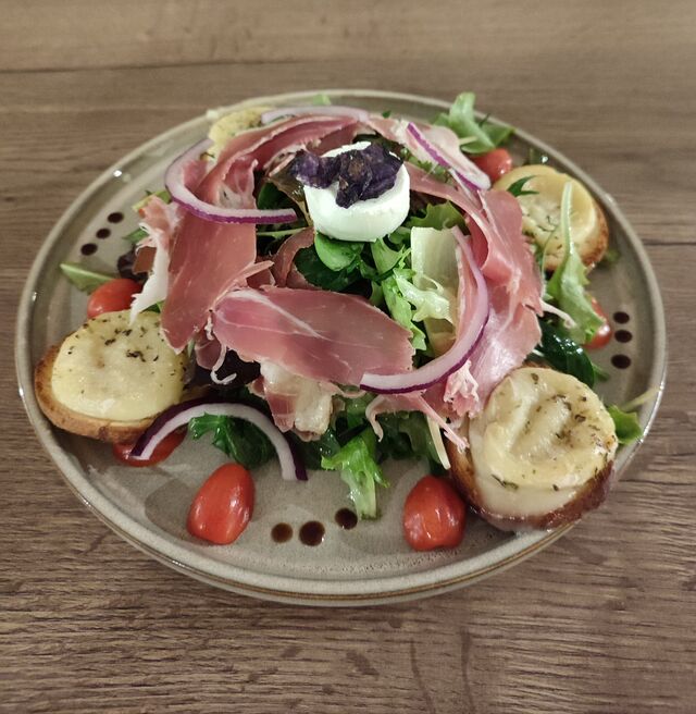 Salade de chèvre chaud