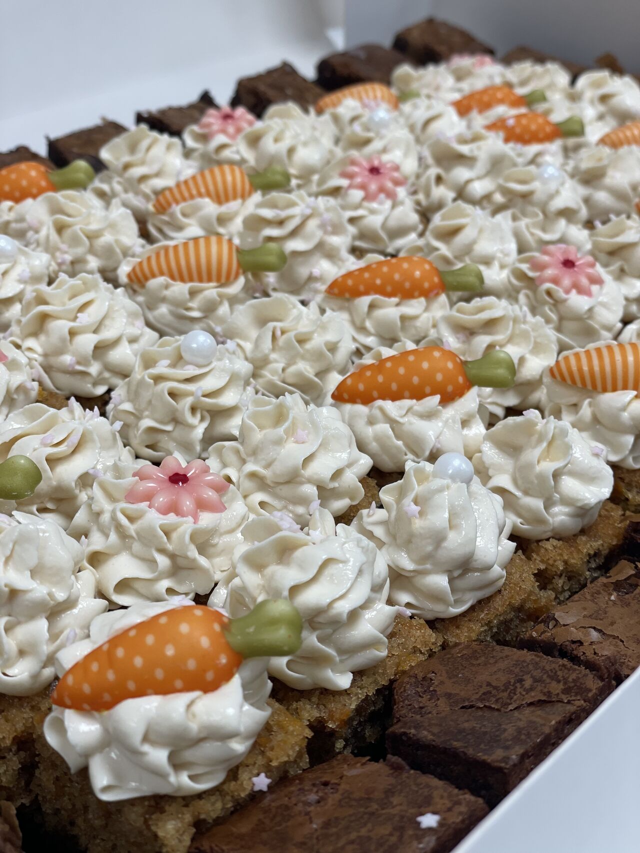 Notre signature : carrot’cake aux noisettes et aux épices avec son cream cheese vanillé