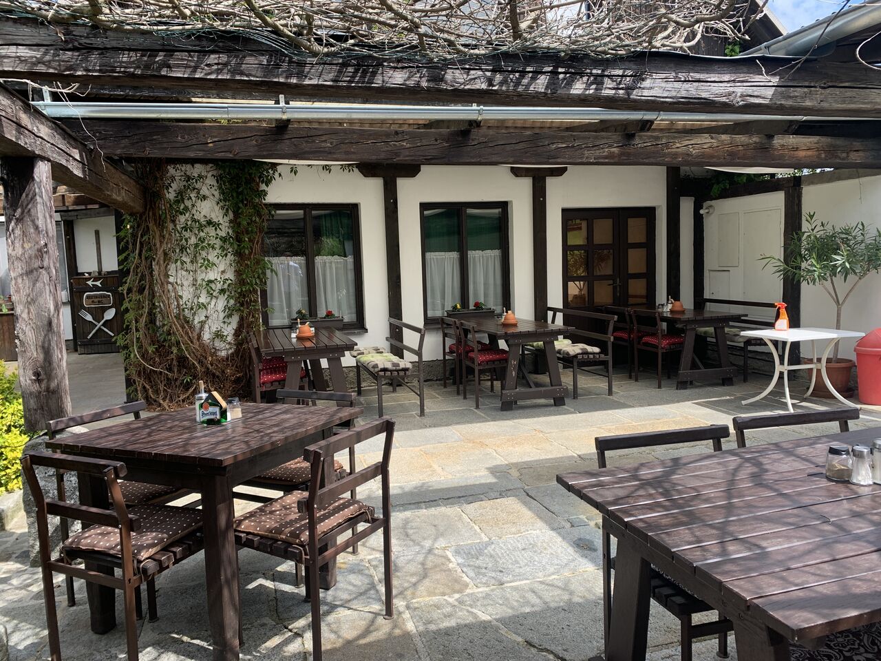 Terasa je zastřešena, takže se nemusíte obávat nevlídného počasí.