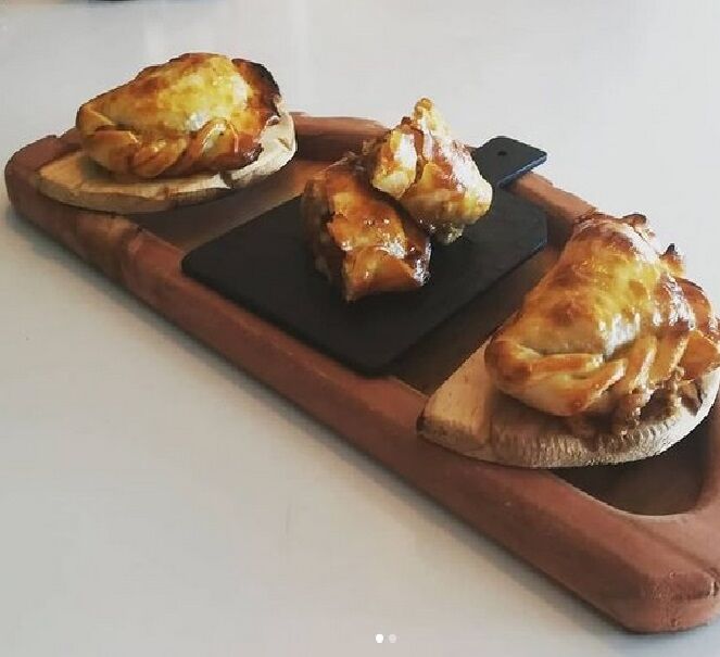 Empanadas argentinas. Las tenemos de muchos tipos: picante, mediterránea, de pollo, queso azul y pera...fritas u horneadas.