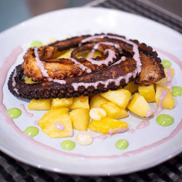 Pulpo Anticuchero
Pulpo en salsa parrillera peruana en base de ají colorado, soja.