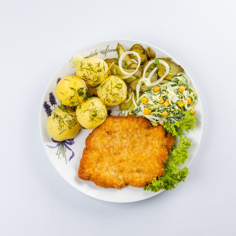 Schabowy z ziemniakami i zestawem surówek