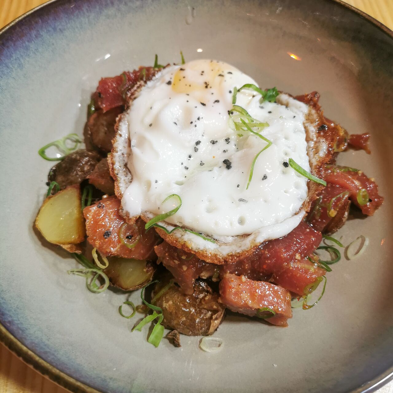 ATUN ROJO CON PAPA DE RIO Y HUEVO CAMPERO