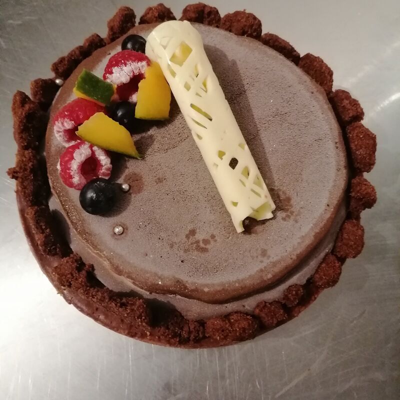 Tarte chocolat caramel beurre salé éclat d'amande, ganache chocolat et mousse velouté lacté. 