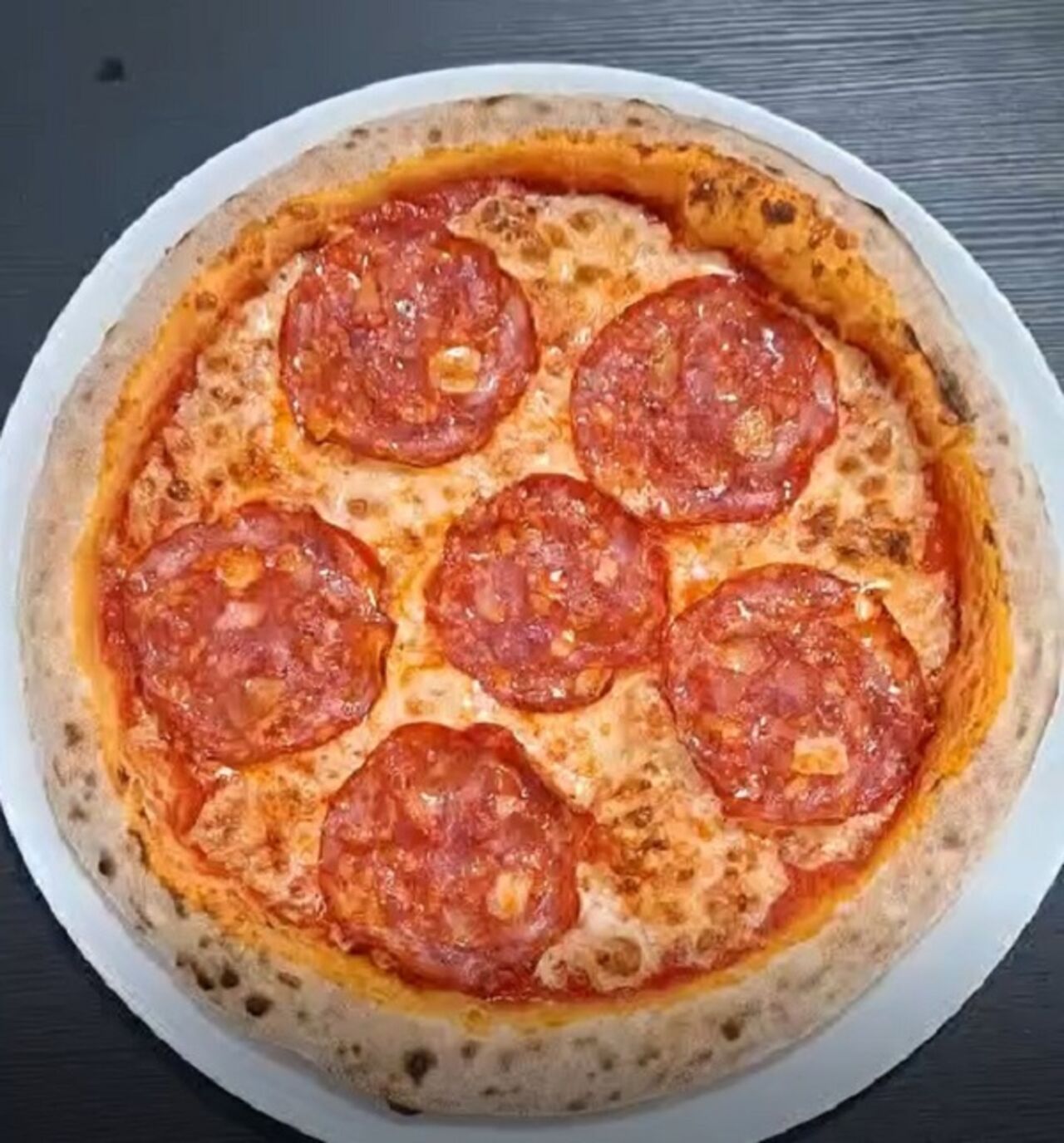 Pizza Diavola – Un foc de pasiune în fiecare mușcătură! 🔥😈