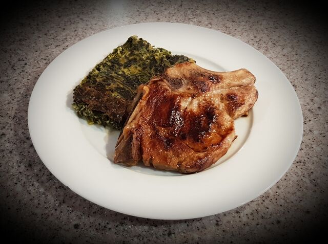 Côte de porc français et son gratin de légumes vert