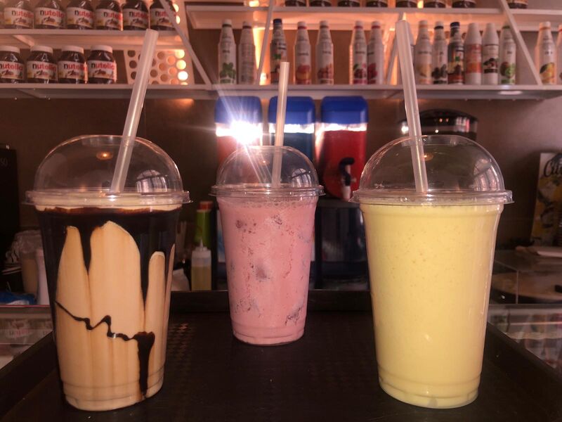 Smoothie et Milshake préparés avec des fruits frais et du lait bio.