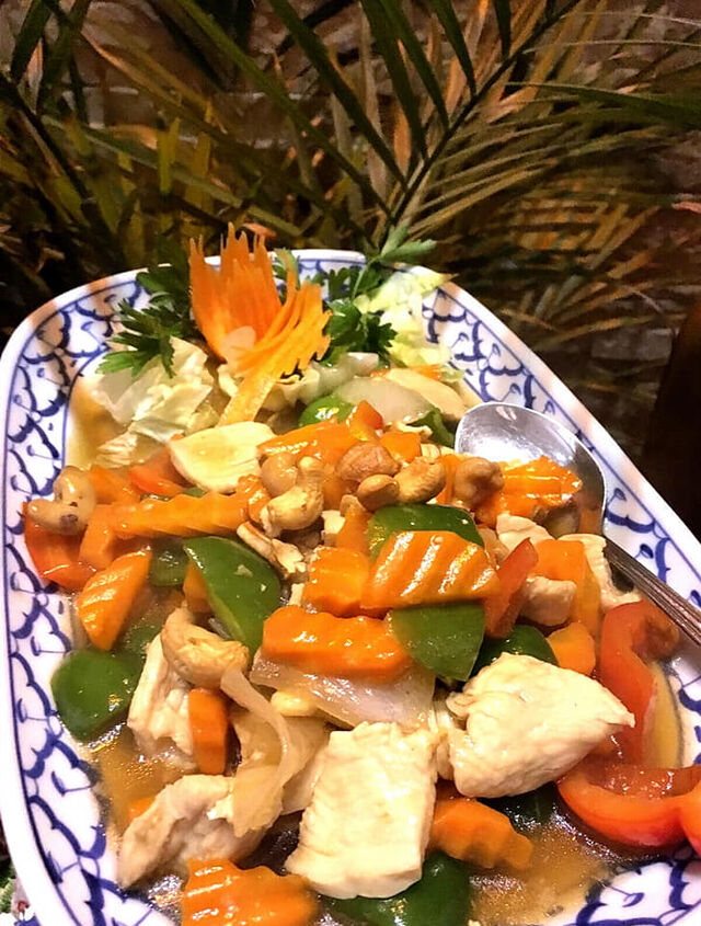Himmapan mit Huhn - Würzig gebr. Paprika, Möhren, Zwiebeln mit Hühnchen nach Art des Hauses mit gerösteten Cashewkernen on top