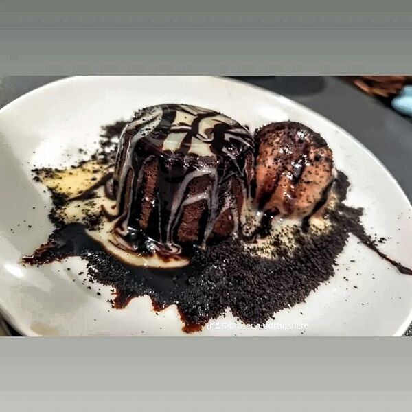 Muerte por chocolate con helado y migas de oreo