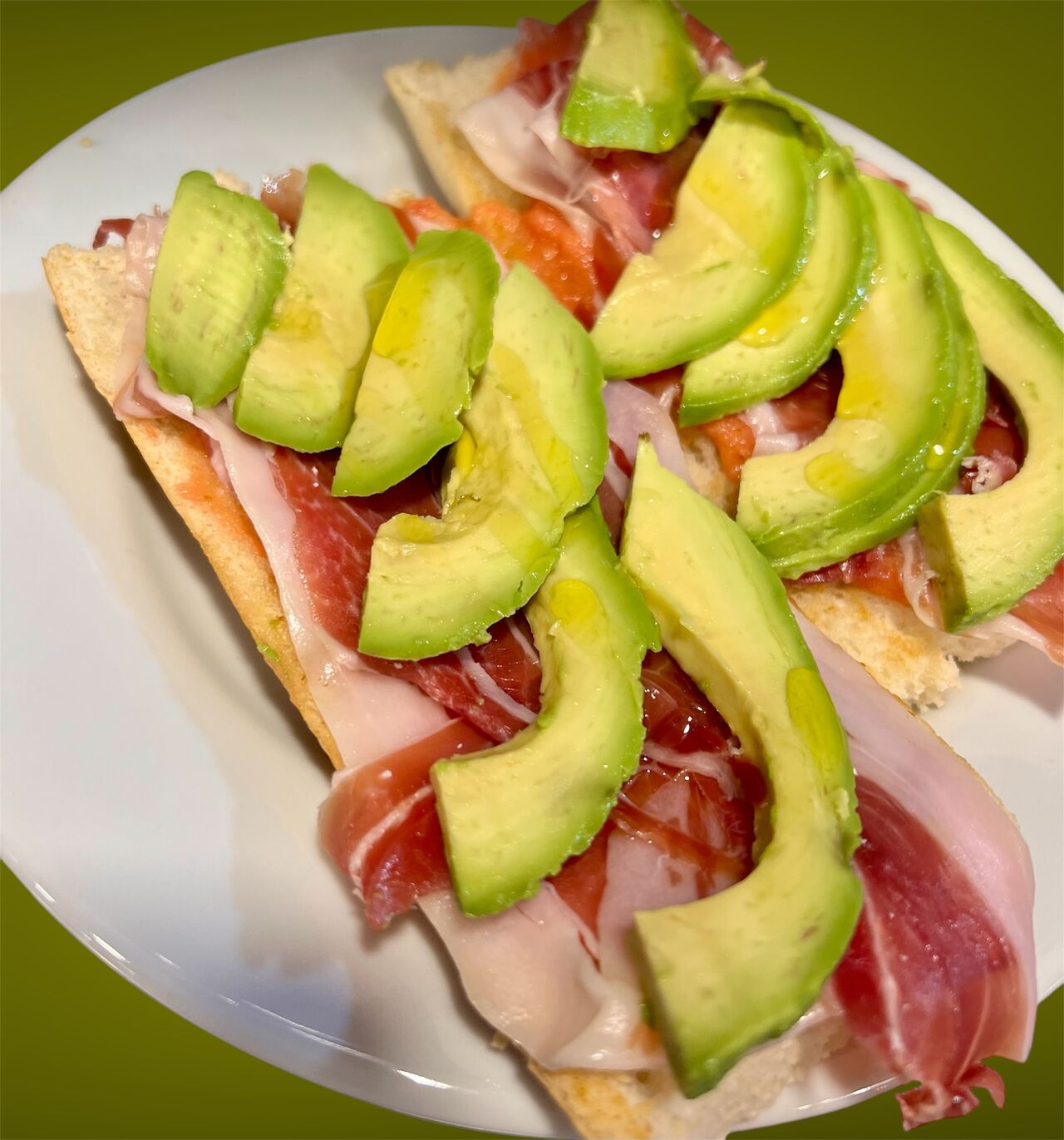 Tostadas aguacate jamón tomate 