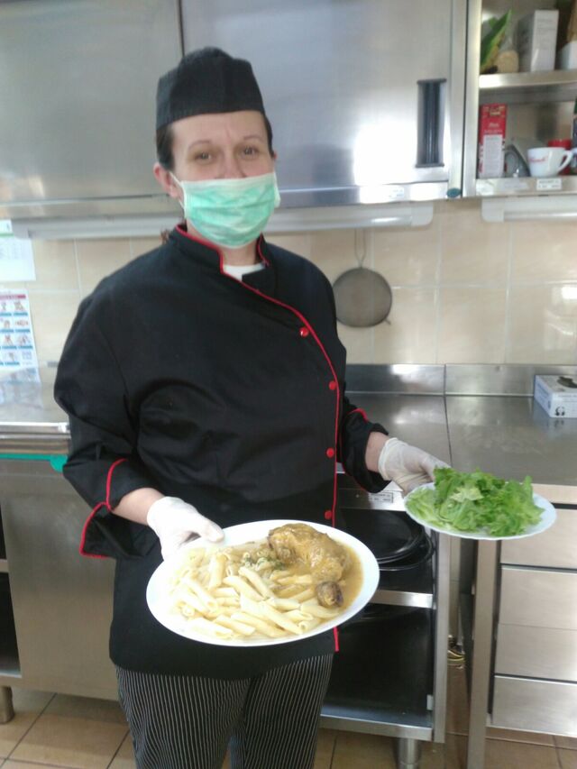 Pileći perket, tijesto, salata