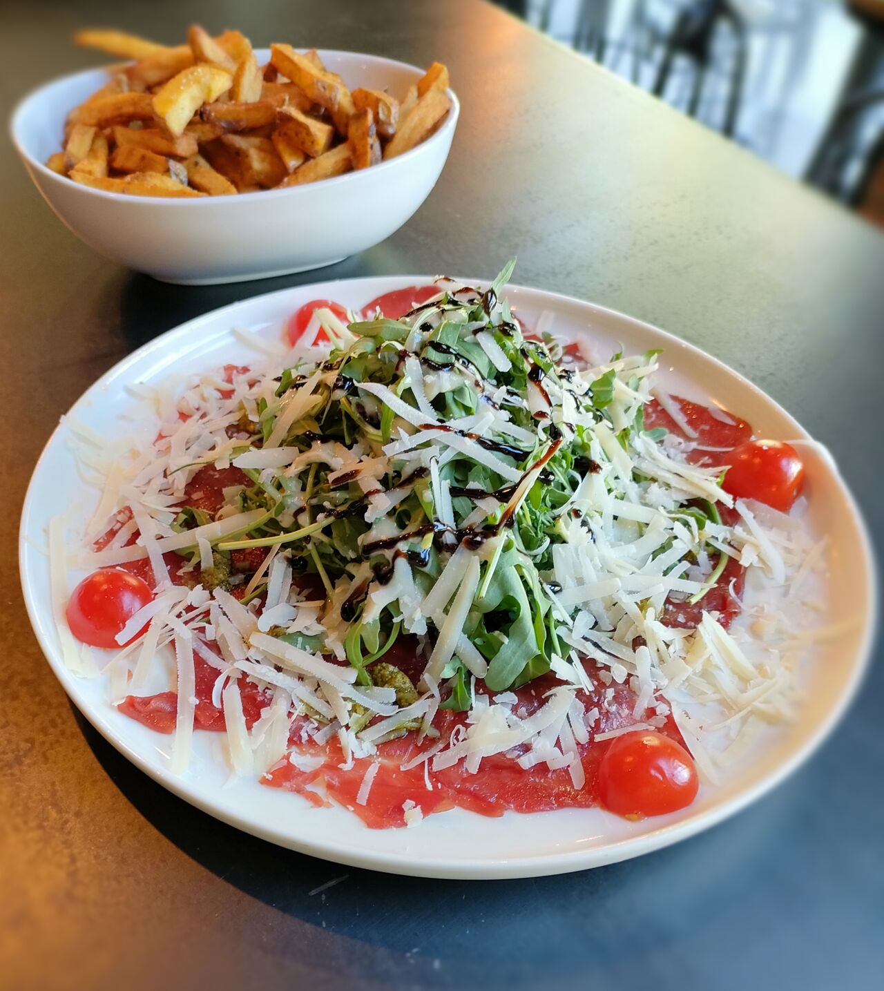 Carpaccio de bœuf avec ses frites maison 
