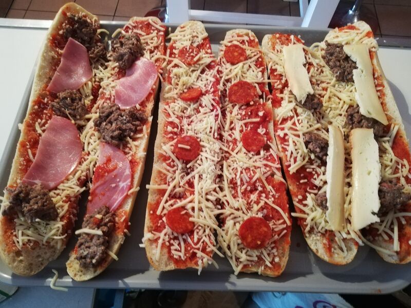 Nouveau pain pizza au steak bacon, chorizo, steak maroille, et chèvre au prix de 6.90 euros. 