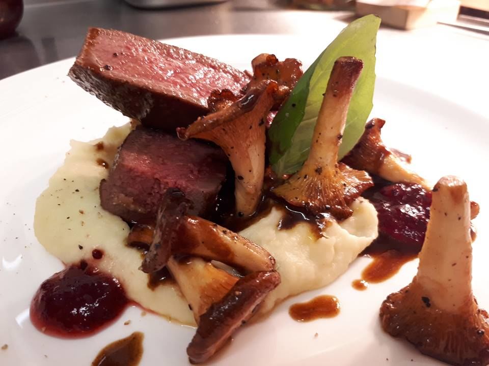 am Stück gebratener Rehrücken mit sautierten Pfifferlingen mit Selleriepürree
ein Herbstgericht, serviert mit Rotkohl
