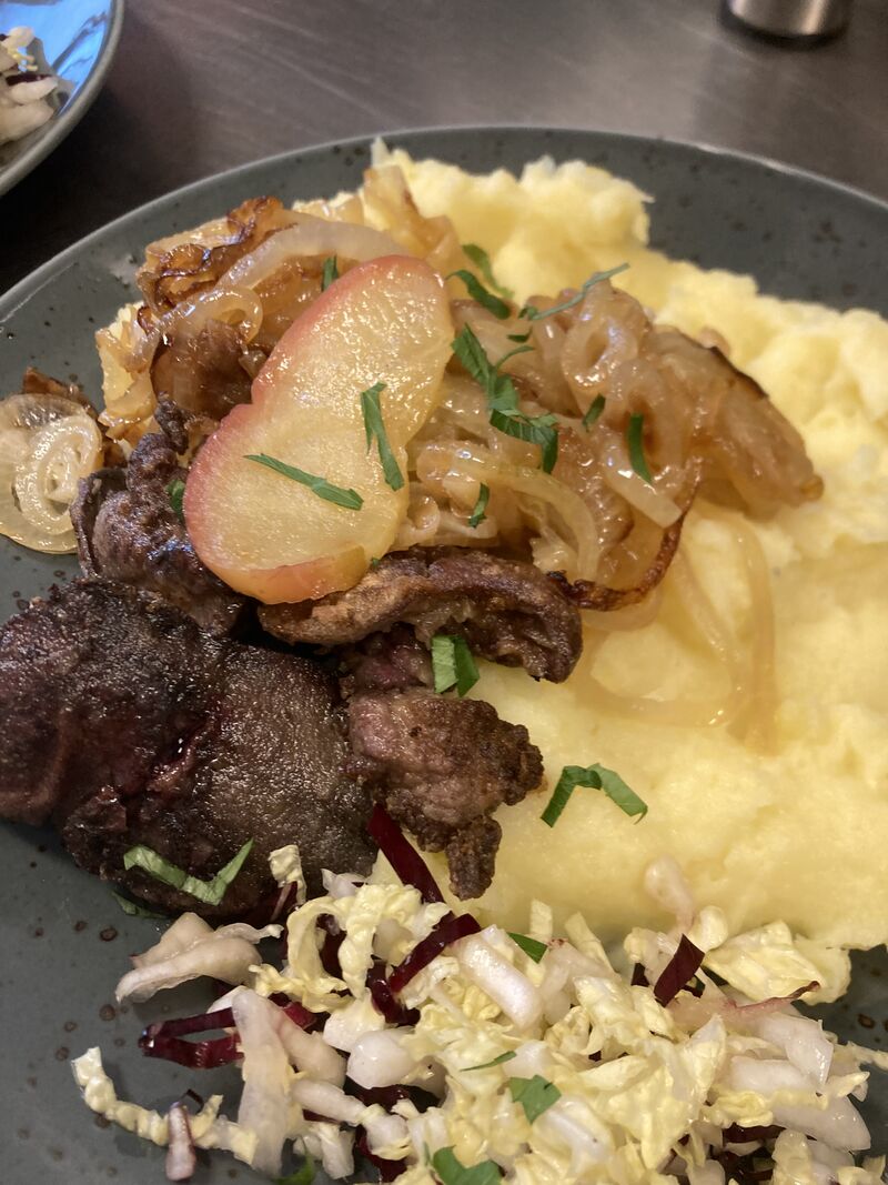 Gebratene Hähnchenleber mit Hausmacher Kartoffelstampf und Apfel-Zwiebeln 