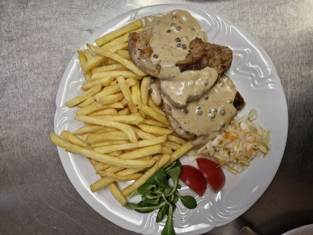 Grilovaná kotleta s pepřovou omáčkou a hranolky