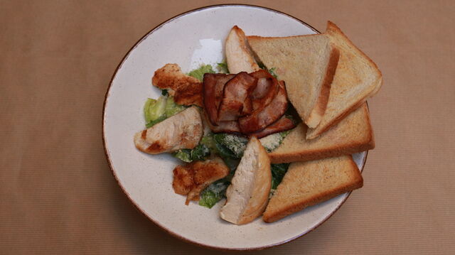 Salát Ceasar s kuřecím masem a slaninou