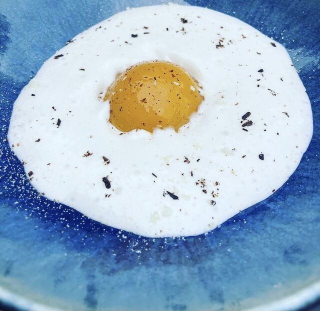 Dessert « oeuf au plat »: coeur de mangue, siphon de coco et vanille