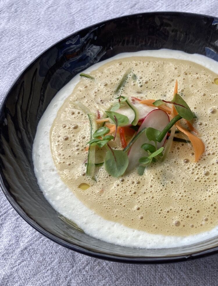 Purée de chou fleur, vinaigrette à base de bouillon de volaille et jus de truffe, copeaux de légumes croquantes.