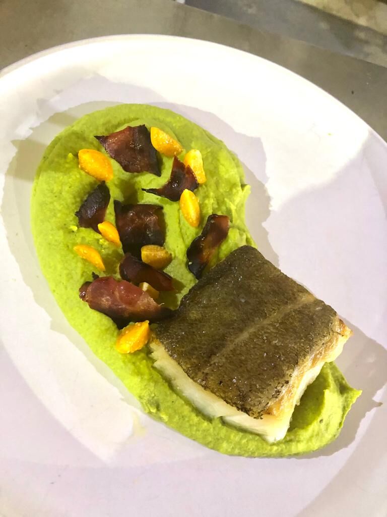 Bacalhau Fresco com Ervilhas e presunto Crocante 