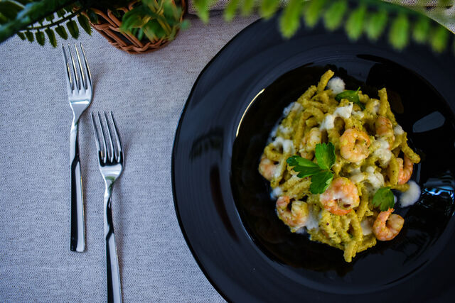Passatelli al pesto di pistacchio, gamberi e stracciatella. 